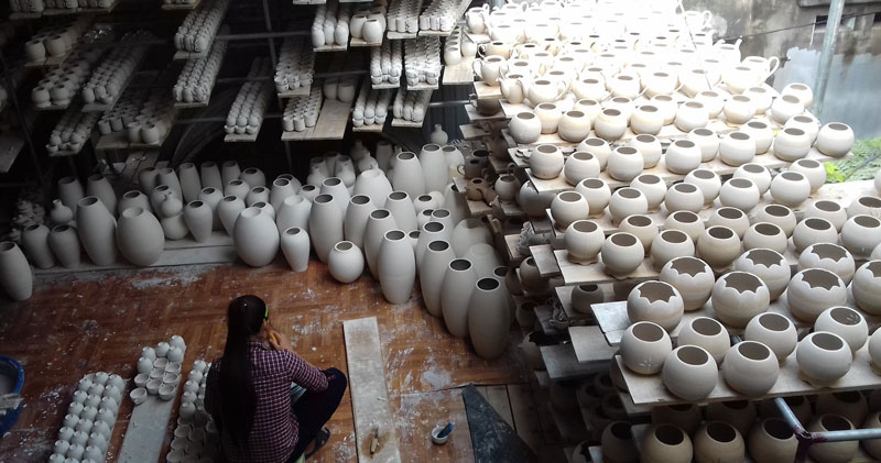 Thăm quan mô hình sản xuất tại làng nghề gốm sứ Bát Tràng  Hoạt động thực địa của Hội thảo Xây...
